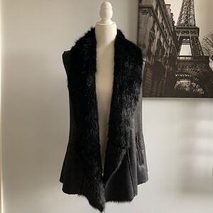 Dolce Cabo Black sleeveless jacket with faux fur collar.